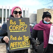 Des manifestantes participent à la manifestation à l'occasion de la Journée internationale des droits des femmes à Fredericton.