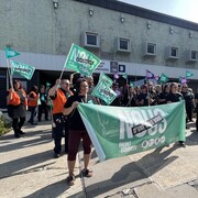 Une cinquantaine d'employés de soutien manifestent devant le Cégep de Jonquière.