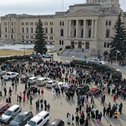 Une manifestation organisée par la Fédération des enseignants de la Saskatchewan devant le Palais législatif, le 20 mars 2024.
