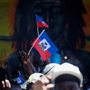 Des drapeaux haïtiens dans une manifestation.
