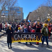Des femmes ont manifesté dans la rue à Québec à l'occasion de la Journée internationale des droits des femmes.