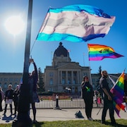 Des manifestants LGBTQ+ devant le Palais législatif de Regina, en Saskatchewan, afin de contester le projet de loi sur les droits parentaux, le 10 octobre 2023.