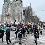 Des centaines de manifestants marchent à Montréal.