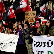 Des manifestants avec pancartes et banderoles.