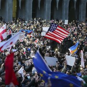Une foule compacte de manifestants réunis dans une rue. 