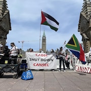 Un groupe de manifestants propalestiniens devant le parlement à Ottawa.