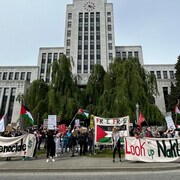 Un rassemblement pro-palestinien devant l'hôtel de Ville de Vancouver. 