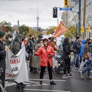 Des manifestants sur la rue Bloor.