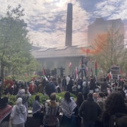 Des manifestants propalestiniens sur le campus des sciences de l'UQAM, le 12 mai 2024.