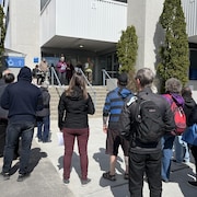 Des manifestants devant l'entrée d'un édifice gouvernemental a Jonquière.