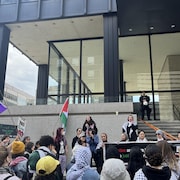 Une foule de manifestants devant le consulat israélien de Montréal.
