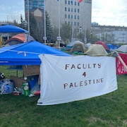 Des tentes et des pancartes sur le campus de l’Université de Winnipeg.