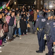 Des policiers new-yorkais font face à des manifestants.