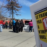Une cinquantaine de personnes se sont rassemblées au Cégep de Gaspé pour réclamer l'augmentation du salaire minimum à 15 dollars l'heure