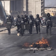 Des gendarmes avec des armes et des boucliers au Sénégal pendant des manifestations. 