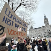 Une centaine d'étudiants ont manifesté à Québec mercredi.