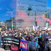 Des manifestants devant le bâtiment de Radio-Canada. 