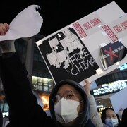 Un manifestant brandit un papier vierge lors d'un rassemblement pour dénoncer la poursuite des politiques zéro COVID du gouvernement chinois à Séoul, en Corée du Sud.