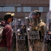 Un manifestant crie contre des membres de la Garde nationale en rang, à Los Angeles, le 10 juin 2025.
