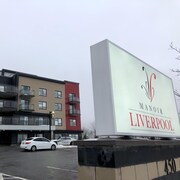 Une pancarte indique le Manoir Liverpool.