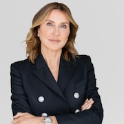 Manon Brouillette les bras croisés sur une photo.