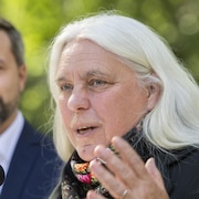 Les deux co-porte-parole en point de presse dans un parc.