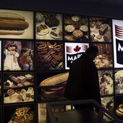 Photo d'une enseigne de la compagnie de viandes préparées Maple Leaf Foods.