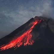 De la lave coule d'un volcan.