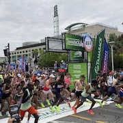 Des coureurs s'élancent sur la ligne de départ du marathon d'Ottawa.