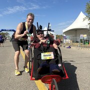 David Hesse et Shaun Hesse montrent leurs médailles après la course.
