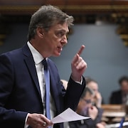 Marc Tanguay pointant le gouvernement lors de la période de questions.