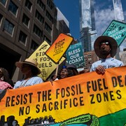 Des milliers d'activistes, de groupes indigènes, d'étudiants et d'autres personnes descendent dans les rues pour « mettre fin aux combustibles fossiles ».