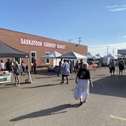 Vue extérieure du marché des fermiers de Saskatoon. 