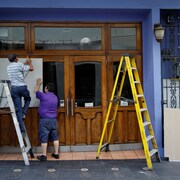 Préparation d'une façade d'un commerce à San Juan à Porto Rico en prévision du passage de l'ouragan Maria.