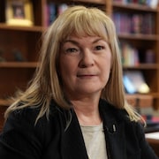 Marianne Rivoalen, juge en chef du Manitoba, pose dans son bureau le 22 janvier 2024.