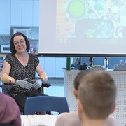 Marie-Sol devant une classe.