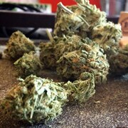 Des boules de cannabis sur un comptoir.