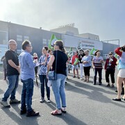 Des manifestants devant l'usine de Marinard à Rivière-au-Renard.