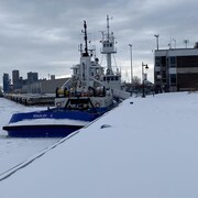 Deux bateaux-remorqueurs amarrés au port de Trois-Rivières.