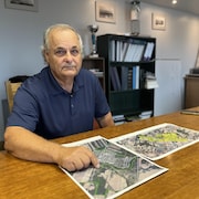 Le maire Mario Lasalle montre une carte de la municipalité de Crabtree.