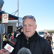 Mario Pouliot répond aux questions des journalistes à l'aéroport de Rouyn-Noranda.