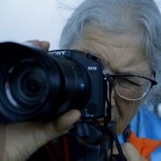 La cinéaste métisse Marjorie Beaucage regarde dans son appareil photo.