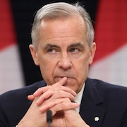Le premier ministre Mark Carney en point de presse le 2 mai 2025.