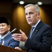 Le premier ministre Mark Carney prononce une allocution aux côtés du président indonésien Prabowo Subianto, à Ottawa, le 24 septembre 2025.
