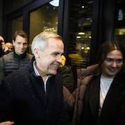 Mark Carney entouré d'un groupe de personnes.