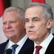Mark Carney et Doug Ford en point de presse &agrave; Ottawa le 18 d&eacute;cembre 2025.