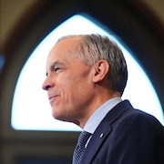 Mark Carney de profil en conférence de presse.