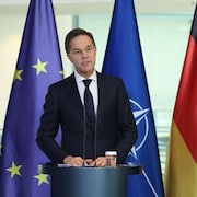 Le secr&eacute;taire g&eacute;n&eacute;ral de l&rsquo;OTAN Mark Rutte (&agrave; gauche) et le chancelier Friedrich Merz (&agrave; droite) s'adressent aux m&eacute;dias &agrave; la suite de pourparlers &agrave; la chancellerie f&eacute;d&eacute;rale &agrave; Berlin. Derri&egrave;re eux, des drapeaux de l'Allemagne, de l'OTAN et de l'Union europ&eacute;enne.