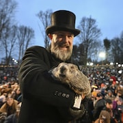 A.J. Dereume tient la marmotte Punxsutawney Phil lors de la 138e célébration du Jour de la marmotte à Punxsutawney, en Pennsylvanie.