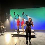 Jessica Martin, Amélie Pelletier-Lavack et Jason Santos sur une scène